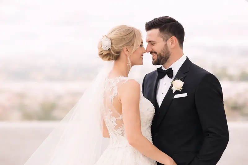 Pareja planificando su boda con funcionalidades completas de Planivia